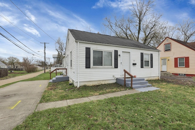 1333 Carolyn Ave, Columbus, OH 43224 - bungalow-style house featuring entry steps and a front lawn