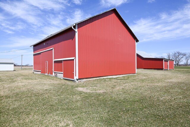 view of pole building featuring a lawn