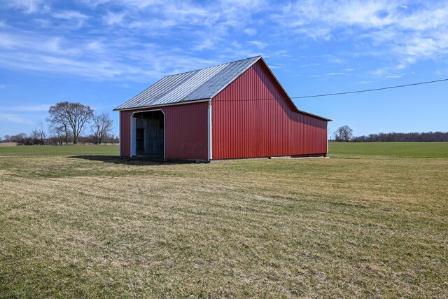 view of pole building featuring a yard