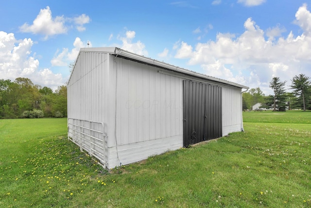 view of outdoor structure with an outbuilding