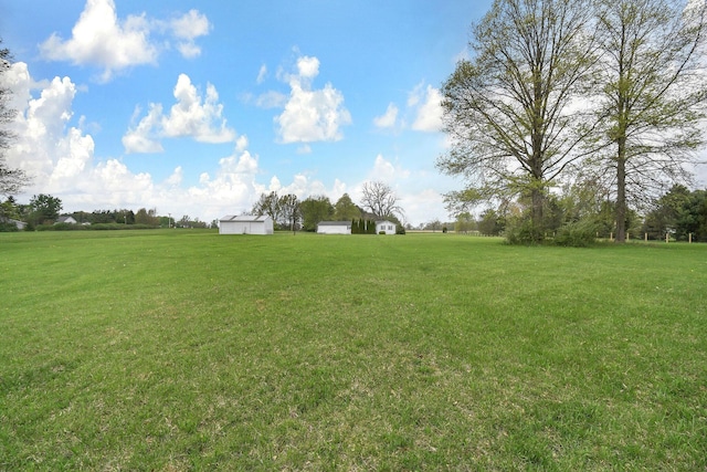 view of yard featuring an outbuilding