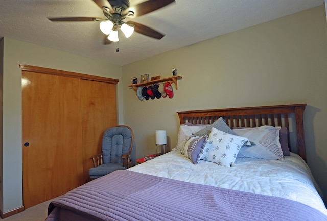 bedroom featuring a closet, a textured ceiling, and a ceiling fan