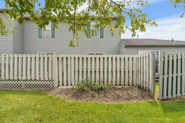692 Parkbluff Way, Lewis Center, OH 43035 - view of side of home with a fenced backyard