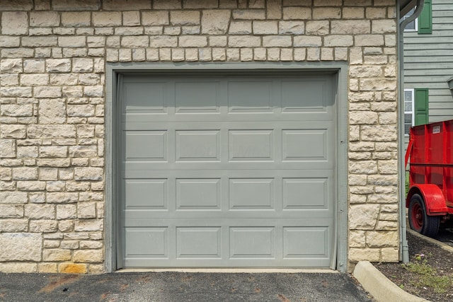 692 Parkbluff Way, Lewis Center, OH 43035 - garage featuring driveway