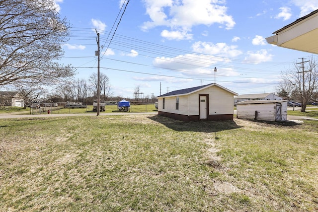view of yard with an outbuilding