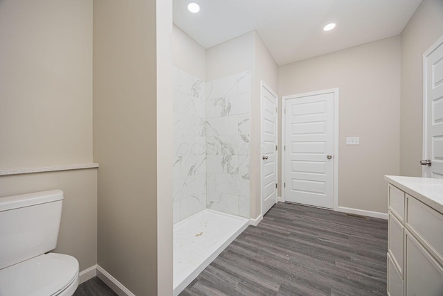 1651 Hillcrest Ave, Obetz, OH 43207 - full bath with toilet, tiled shower, baseboards, and wood finished floors