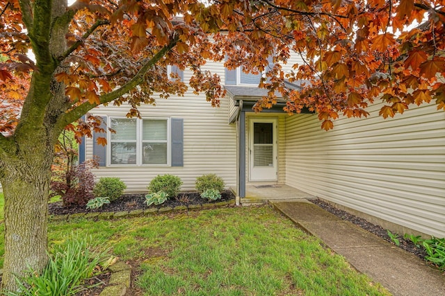 entrance to property featuring a yard