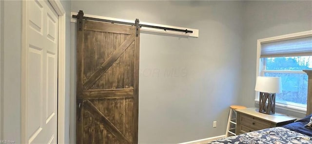 bedroom featuring a barn door