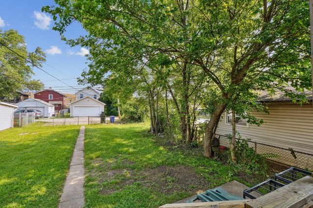 940 Leona Ave, Columbus, OH 43201 - view of yard with a detached garage
