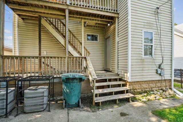 940 Leona Ave, Columbus, OH 43201 - doorway to property featuring cooling unit