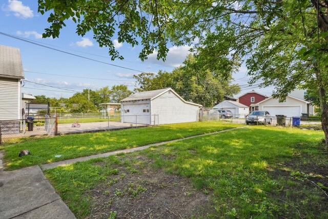 940 Leona Ave, Columbus, OH 43201 - view of yard with a garage