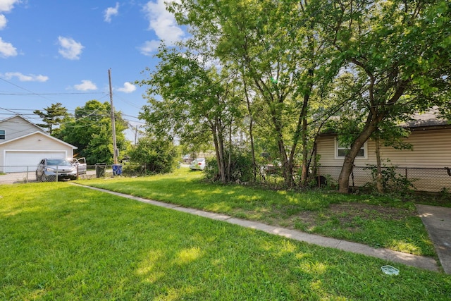 940 Leona Ave, Columbus, OH 43201 - view of yard featuring a detached garage