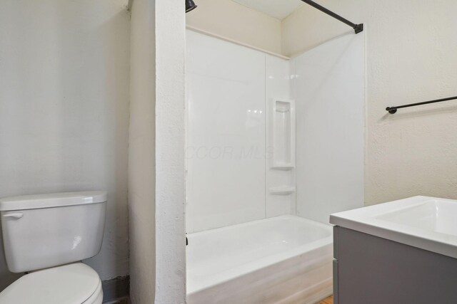 940 Leona Ave, Columbus, OH 43201 - full bathroom with vanity, toilet, and washtub / shower combination