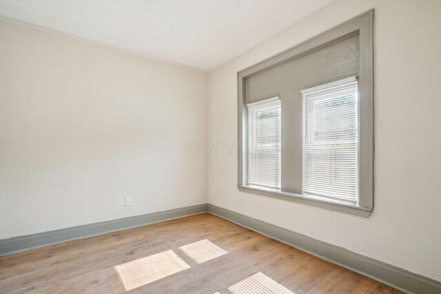 940 Leona Ave, Columbus, OH 43201 - empty room featuring baseboards and light wood-style floors