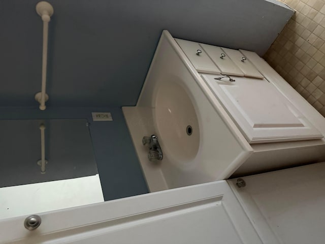 bathroom with decorative backsplash
