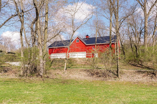 view of yard featuring an outdoor structure and a barn