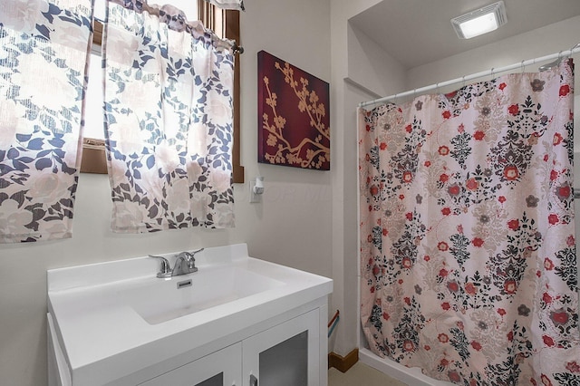 19643 Big Pine Rd, Laurelville, OH 43135 - bathroom featuring visible vents, curtained shower, and vanity