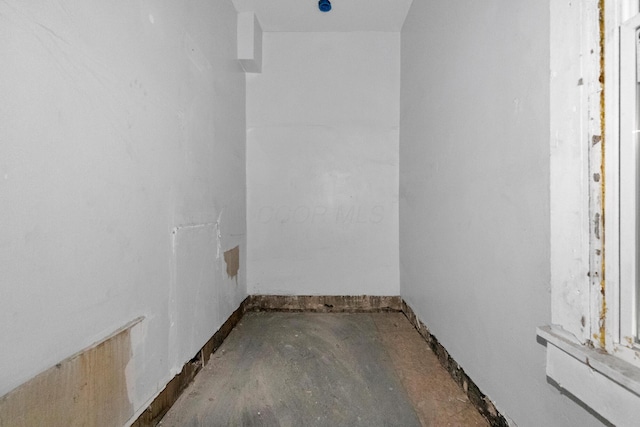 empty room featuring baseboards