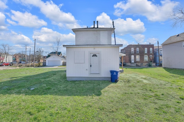 view of outdoor structure featuring an outbuilding