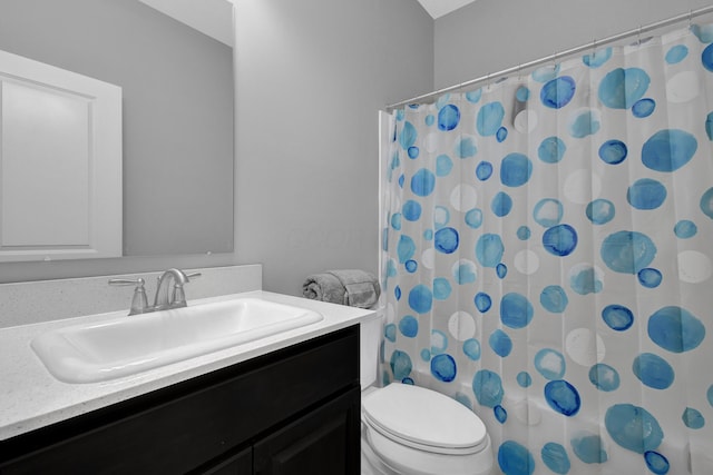 bathroom with a shower with curtain, toilet, and vanity