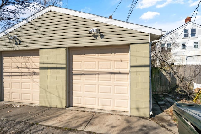 1542 S 4th St, Columbus, OH 43207 - garage with fence