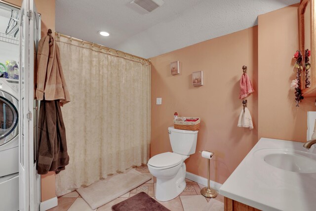 123 Campbell St, Delaware, OH 43015 - full bath featuring a shower with curtain, tile patterned floors, visible vents, and toilet