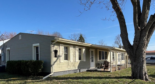 view of front of home featuring a front yard