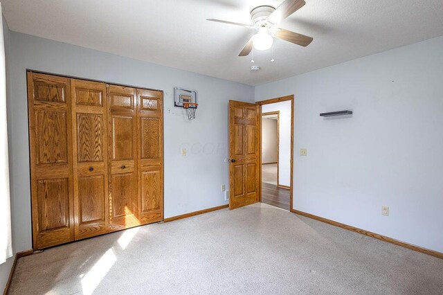 unfurnished bedroom featuring a ceiling fan and baseboards