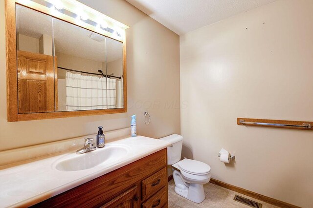 full bathroom with visible vents, baseboards, toilet, vanity, and a shower with curtain