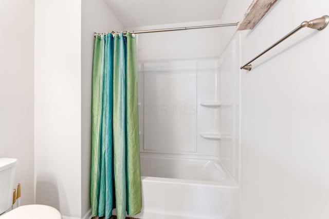 full bathroom with shower / bath combination with curtain and toilet