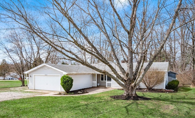 2600 Seneca Dr, London, OH 43140 - ranch-style home featuring a front lawn, a shingled roof, and a garage