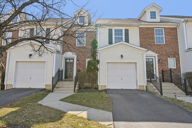 1143 Green Knoll Dr, Westerville, OH 43081 - townhome / multi-family property with a garage and aphalt driveway