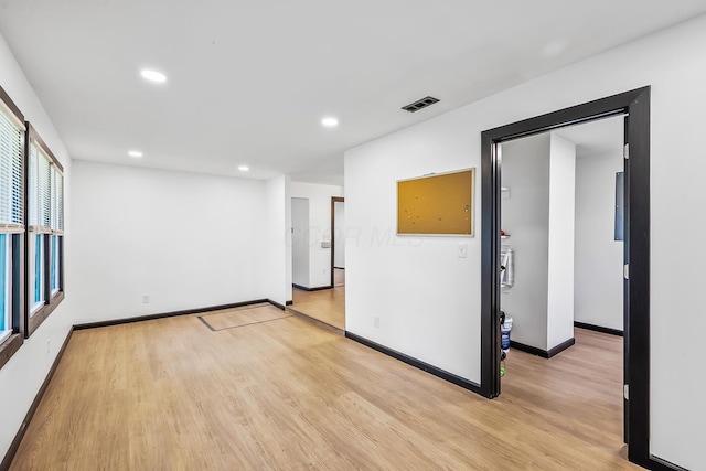 unfurnished room featuring visible vents, light wood-style flooring, recessed lighting, and baseboards