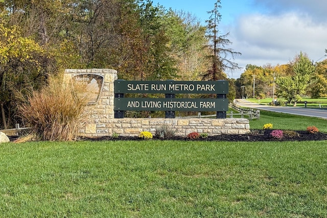 community sign with a yard