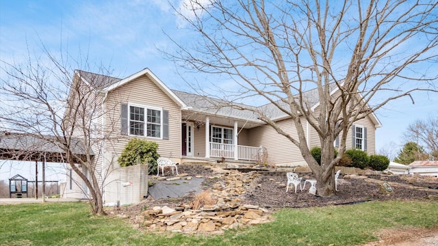 ranch-style home featuring a front lawn and covered porch