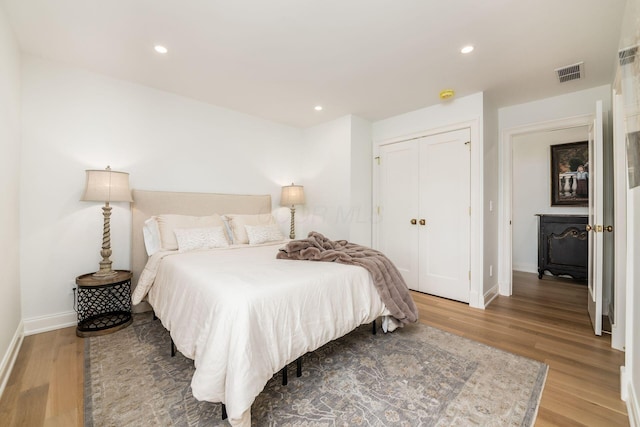 2252 Club Rd, Upper Arlington, OH 43221 - bedroom with recessed lighting, light wood-type flooring, visible vents, and baseboards