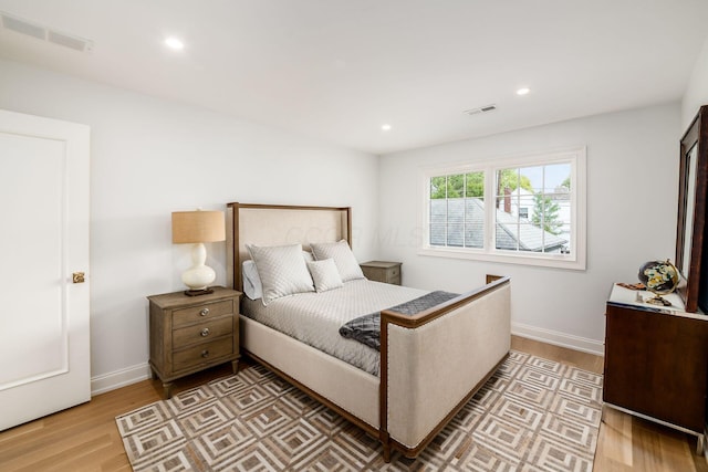 2252 Club Rd, Upper Arlington, OH 43221 - bedroom with baseboards, light wood-style floors, visible vents, and recessed lighting