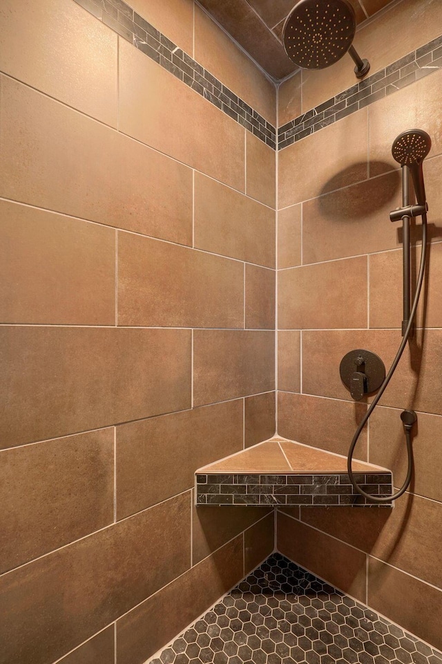 bathroom featuring a tile shower