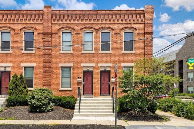210 Warren St, Columbus, OH 43215 - townhome / multi-family property featuring brick siding