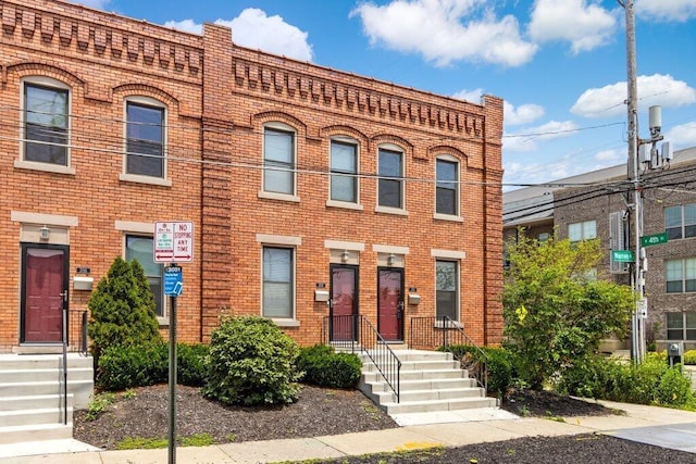 210 Warren St, Columbus, OH 43215 - view of property with brick siding