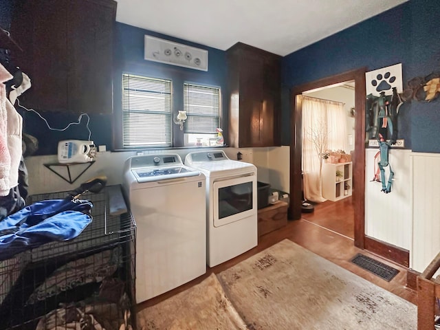 113 Chestnut St SE, Corning, OH 43730 - laundry area featuring wainscoting, washing machine and clothes dryer, laundry area, and visible vents