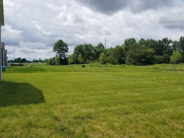 view of yard featuring a rural view