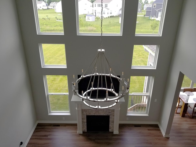room details with visible vents, a chandelier, baseboards, wood finished floors, and a residential view