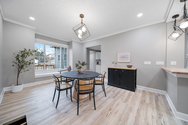 dining space featuring baseboards, ornamental molding, recessed lighting, and light wood-type flooring