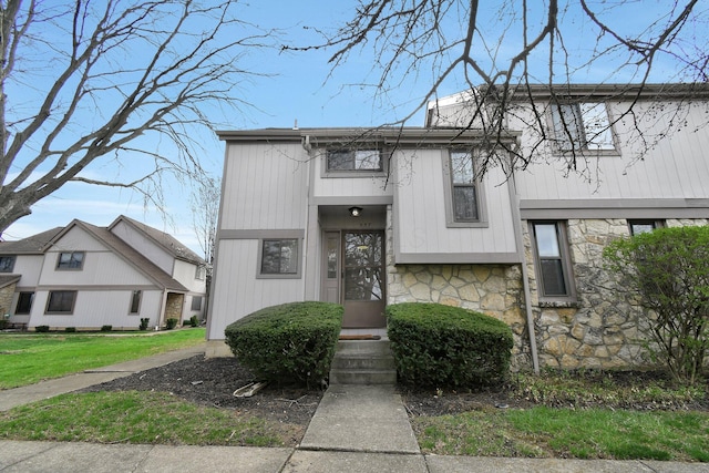 557 Woodingham Pl, Columbus, OH 43213 - view of front of house with stone siding and a front lawn