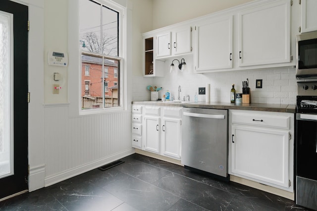 kitchen featuring a sink, visible vents, plenty of natural light, and stainless steel appliances