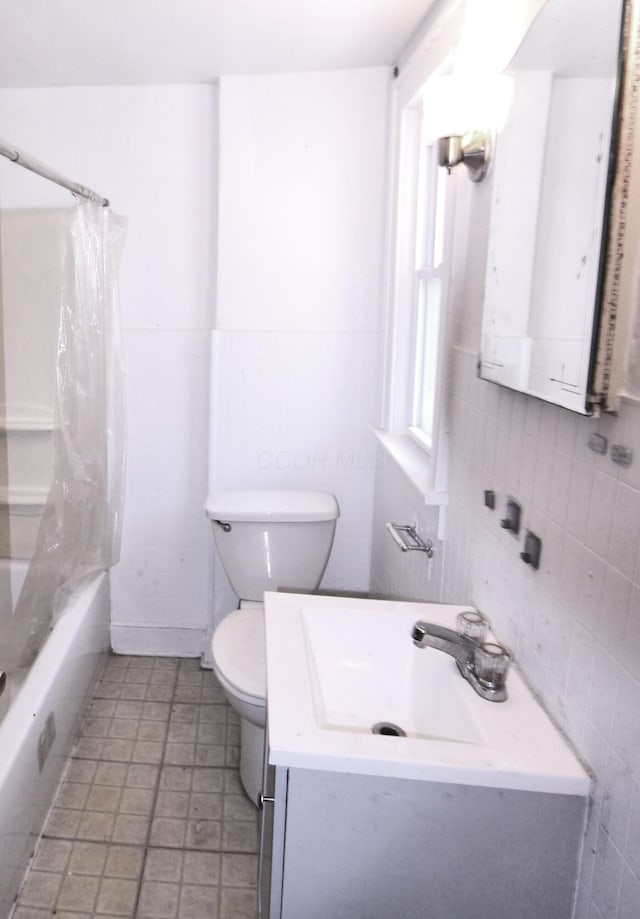 1256 S Champion Ave, Columbus, OH 43206 - full bathroom with toilet, vanity, shower / bath combination with curtain, and tile walls