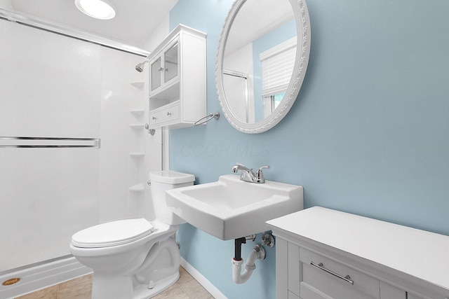 572 Sycamore Dr, Pickerington, OH 43147 - full bath featuring toilet, a sink, baseboards, and a shower