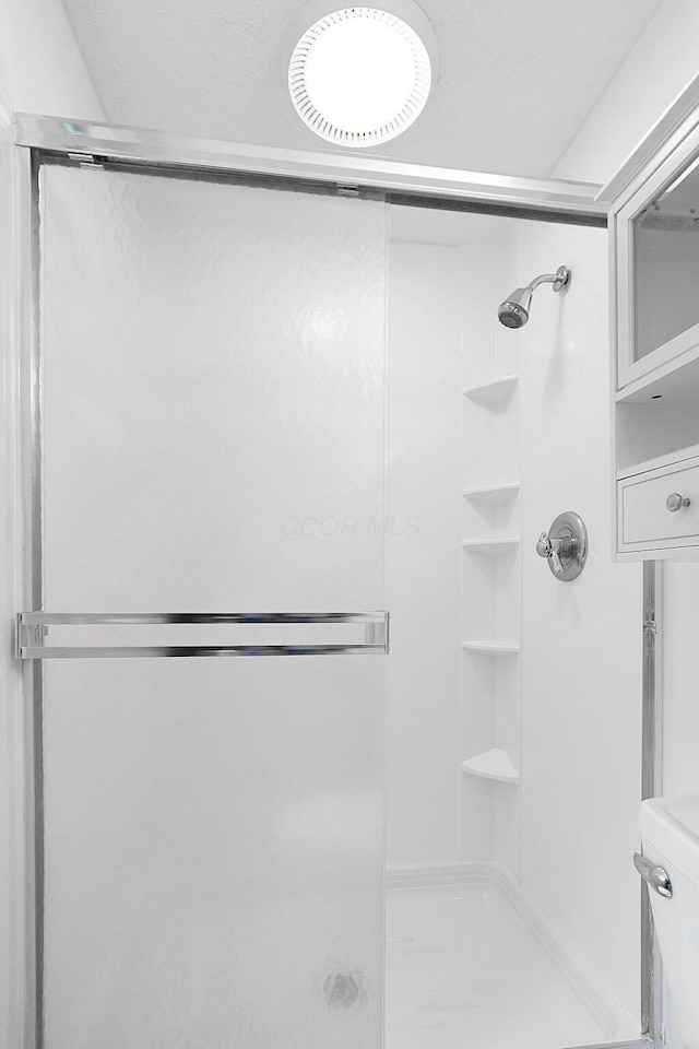 572 Sycamore Dr, Pickerington, OH 43147 - full bathroom featuring a shower stall and toilet