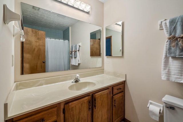 full bathroom with a shower with shower curtain, toilet, and vanity